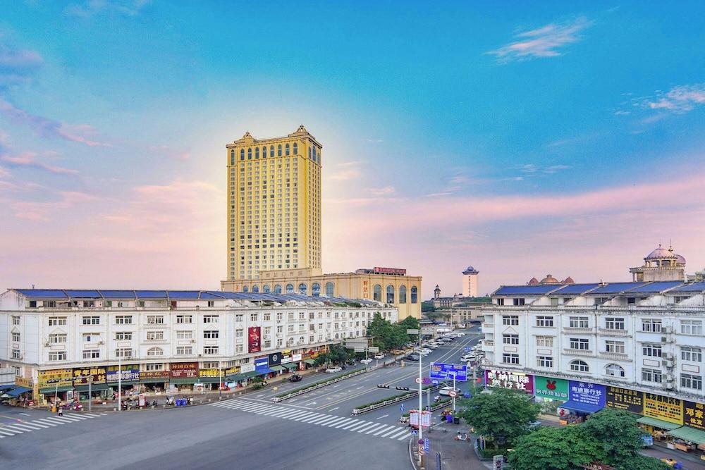 Ramada Plaza by Wyndham Dongxing City Center — hotel in Mong Cai