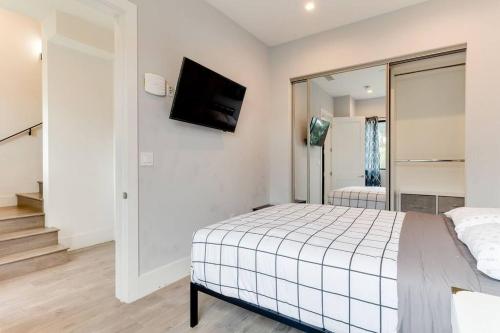 Luxury Modern 4 Bedroom 3 Bathroom Home with Rooftop Deck #1 — 4-Star Luxury Hotel in Los Angeles, United States