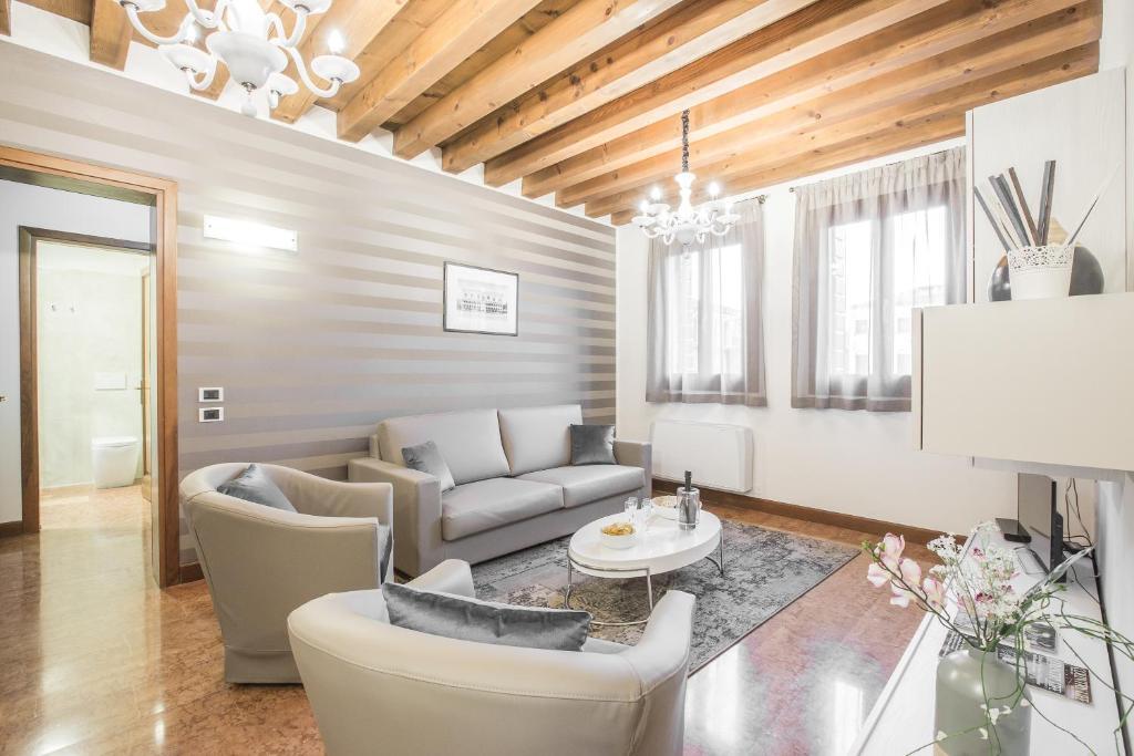 Ca' del Monastero 6 Collection Chic Apartment for 4 Guests with Lift — 4-Star Luxury Hotel in Venice, Italy