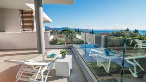 Garda Blue Luxury Apartment — 4-Star Luxury Hotel in San Felice Del Benaco, Italy