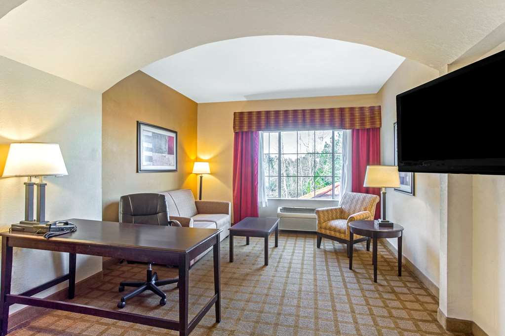 La Quinta Inn & Suites by Wyndham Mobile Satsuma Saraland - photo 27