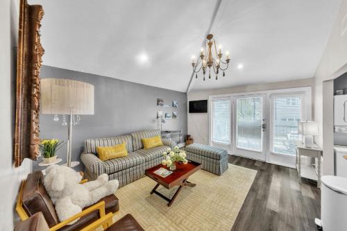Comfy Apt 4 in Historic Museum District Duplex — 4-Star Luxury Hotel in Houston, United States