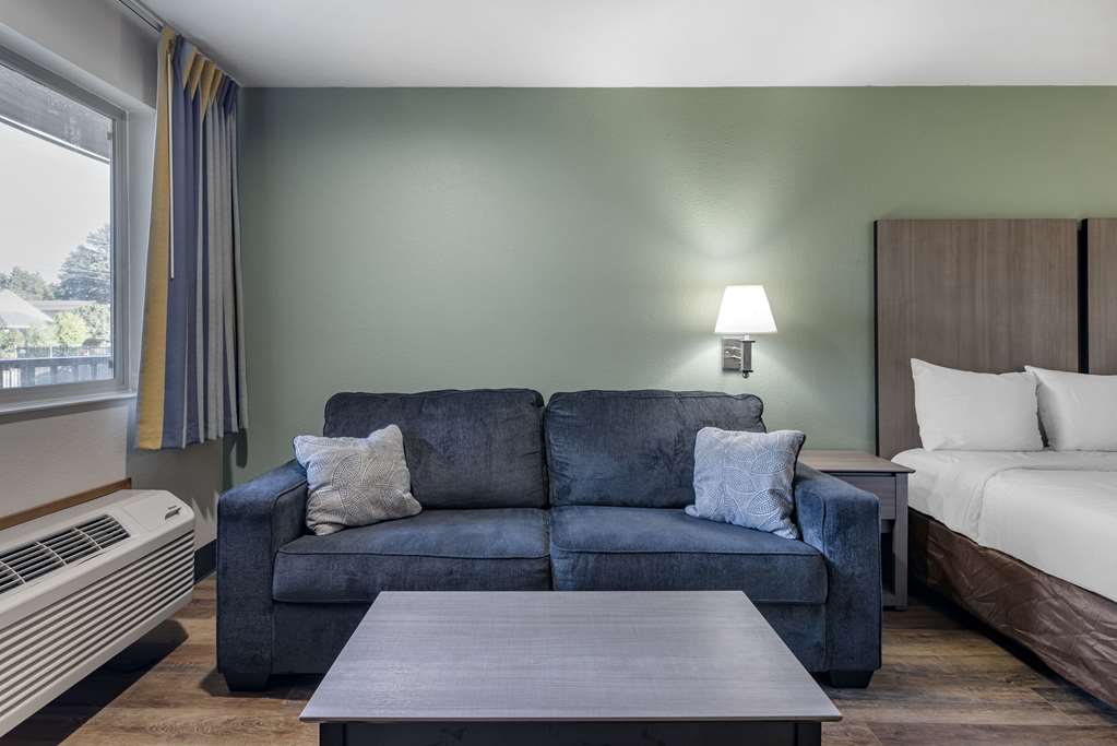 Econo Lodge Portland Airport - photo 19