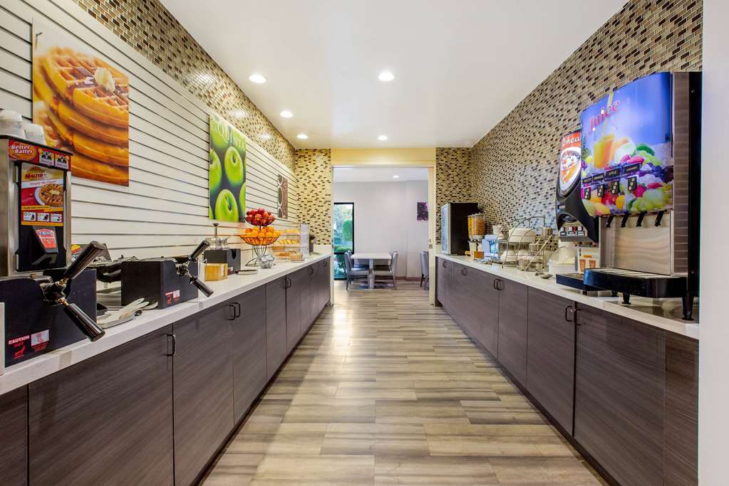 La Quinta Inn & Suites by Wyndham Pomona - photo 27