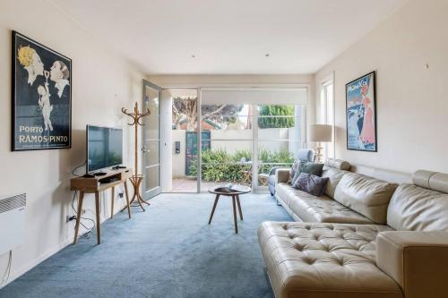 Patio Charm in Buzzing Richmond with Parking — 4-Star Luxury Hotel in Melbourne, Australia