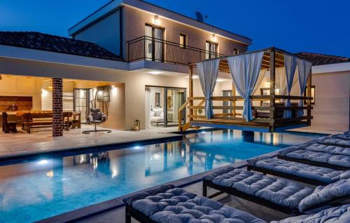 Magnificent Villa Oasis with extra large pool — 4-Star Luxury Hotel in Pakostane, Croatia