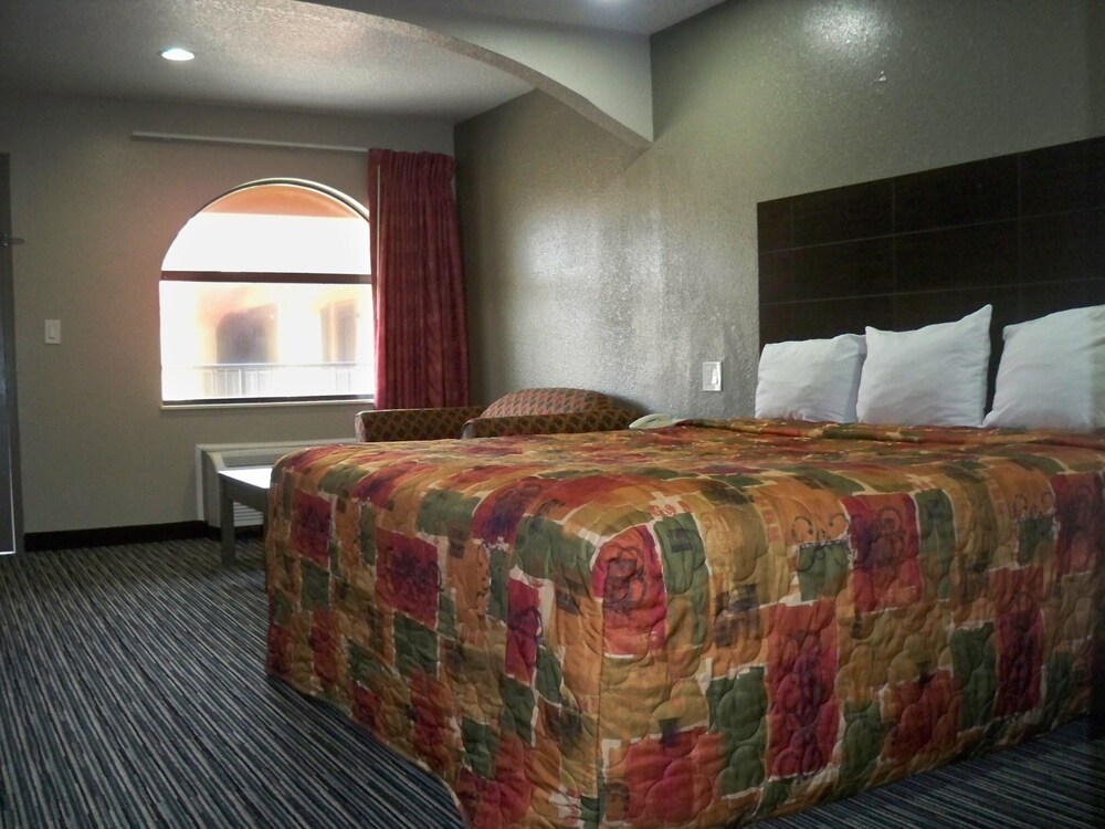 Scottish Inn & Suites - photo 33