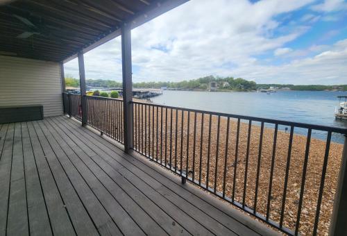 Lakefront condo with a VIEW Osage Beach — 4-Star Luxury Hotel in Osage Beach, United States