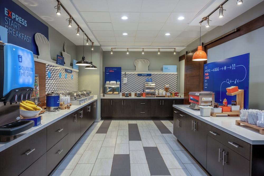 Holiday Inn Express & Suites Gilbert Mesa Gateway Airport by IHG - photo 55