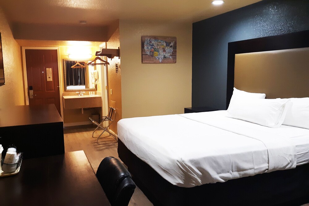 Woodridge Inn and Suites - photo 8