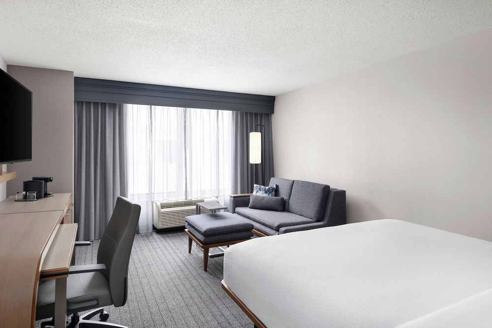 Courtyard by Marriott Charlotte City Center - photo 10