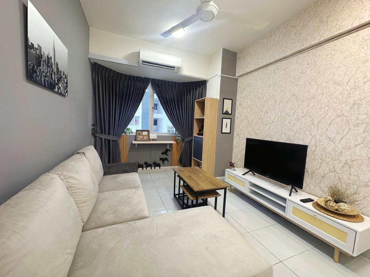 Cheap 1 6pax Sunway Subang Mall & LRT Convenience — 4-Star Luxury Hotel in Subang Jaya, Malaysia