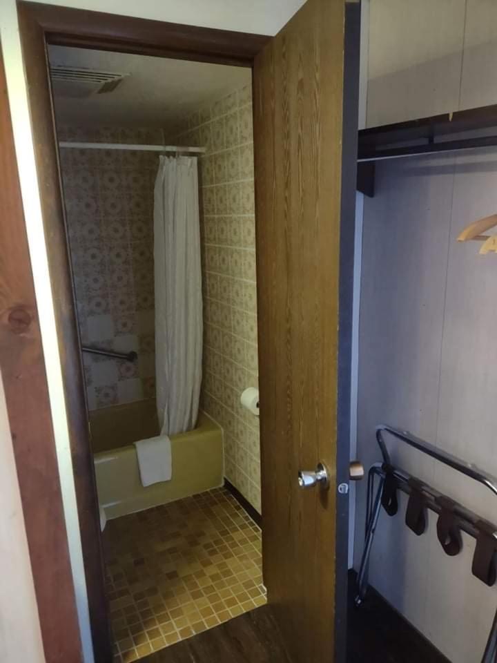 The Pines Motel - photo 25
