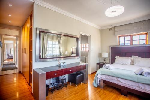 Villa Luisa: Sun filled hidden gem with Pool.