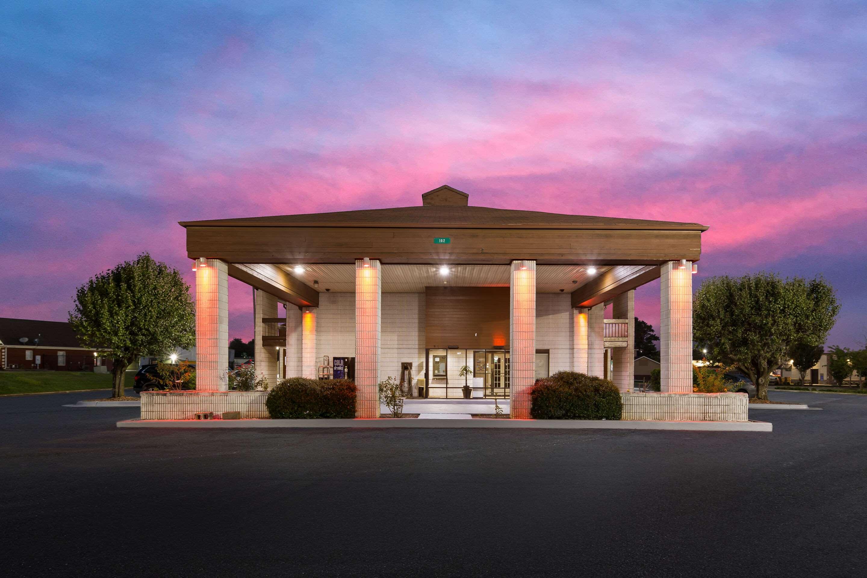 Econo Lodge Madison Airport - photo 6