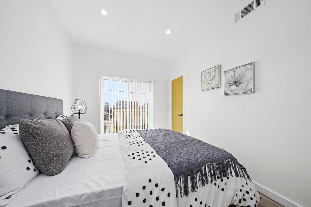 Downtown LA Stylish Bedrooms - photo 9