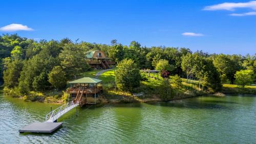Lakefront Retreat With Mountain Views Private Boat Launch And Dock — 4-Star Luxury Hotel in Sevierville, United States