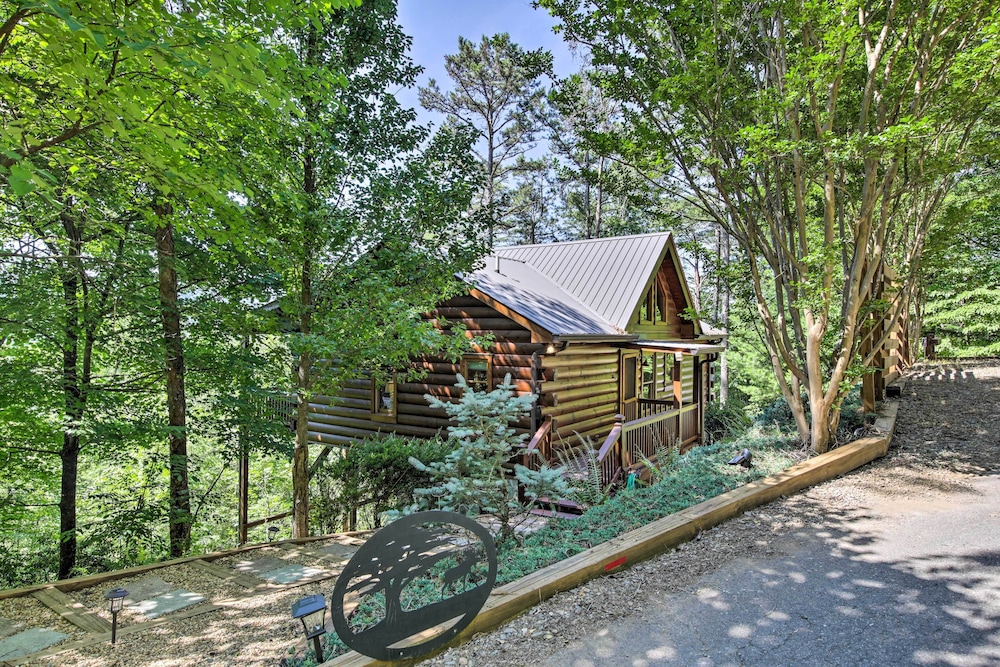 Secluded Blue Ridge Cabin Walk to Trails — 4-Star Luxury Hotel in Blue Ridge, United States