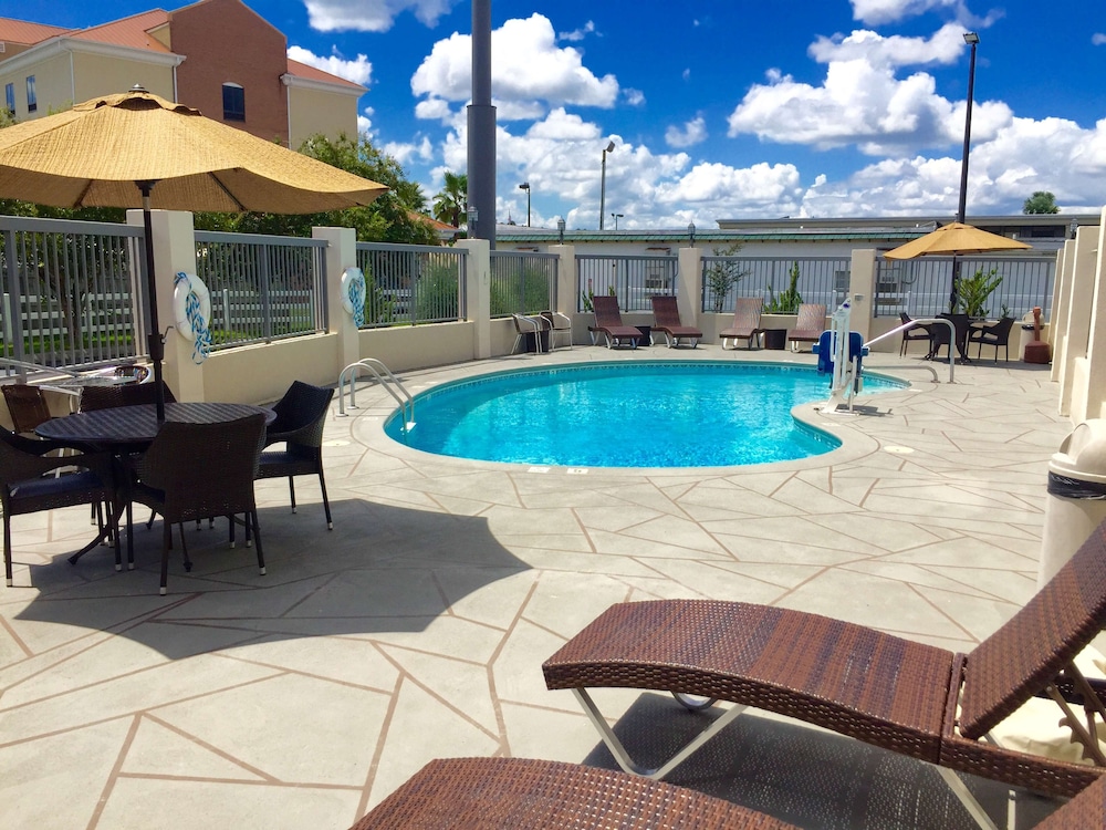 Hampton Inn Waycross - photo 15