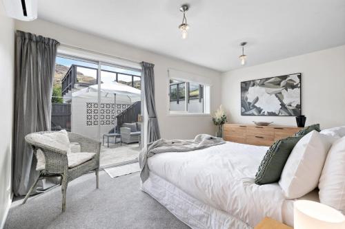 Lake and Mountain view living — 4-Star Luxury Hotel in Queenstown, New Zealand