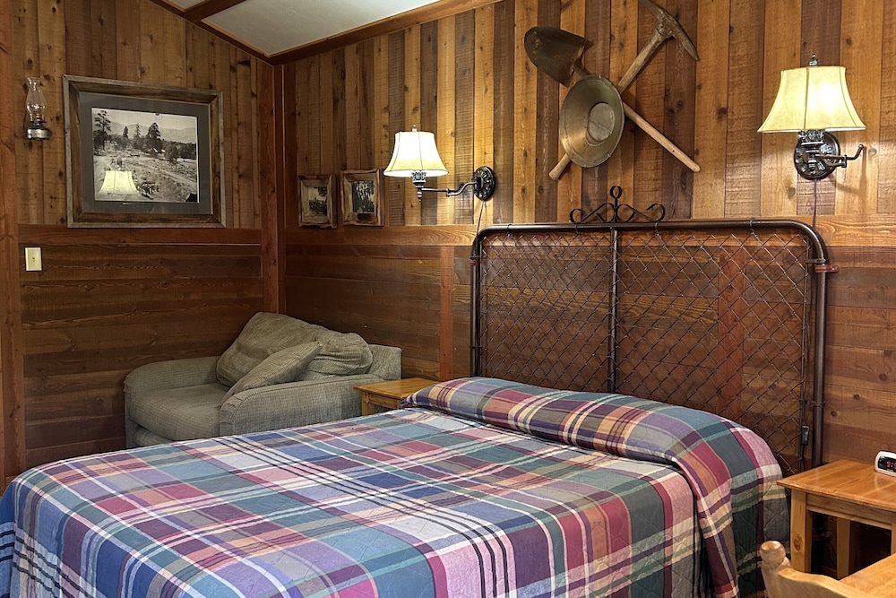Moore's Old Pine Inn - photo 14