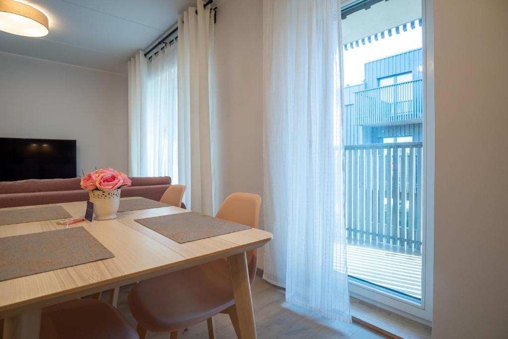 Dream Stay Brand New Apartment with Balcony & Free Parking