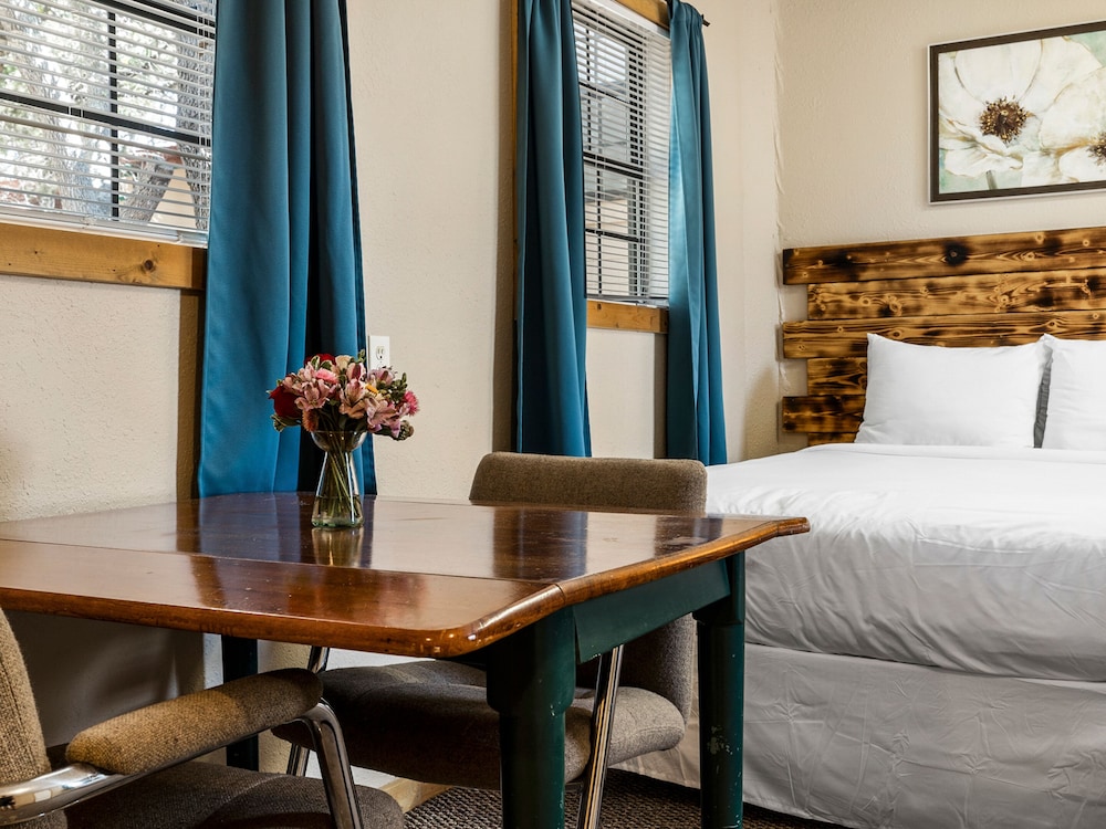 The Claire Hotel - photo 23