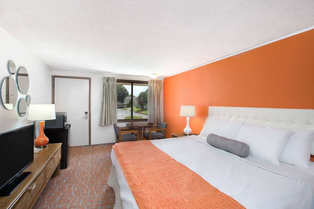 Howard Johnson by Wyndham Wilmington - photo 13