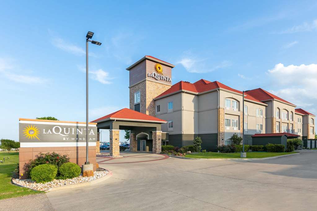 La Quinta Inn & Suites by Wyndham Belton Temple South - photo 9