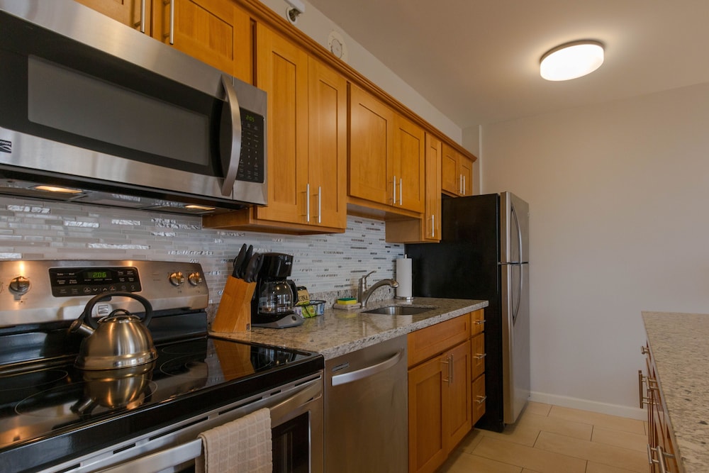 Waikiki Banyan High Level Condo with Private Lanai by Koko Resort Vacation Rentals - photo 38