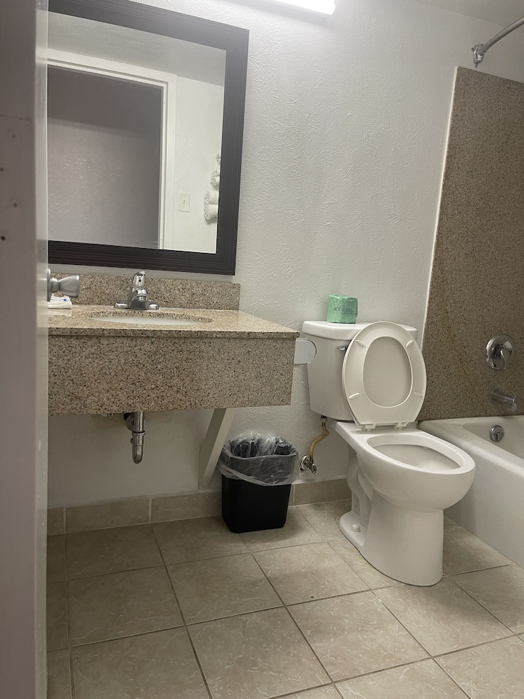 Regal 8 Inn & Suites - photo 19