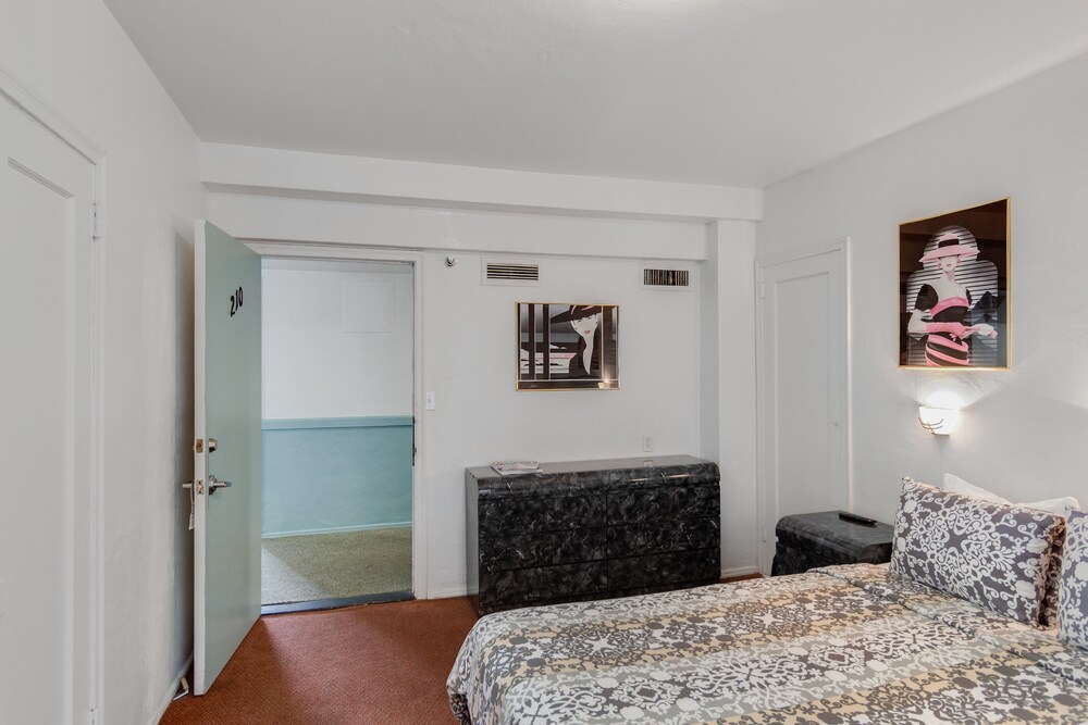 Tropics Hotel and Hostels - photo 20