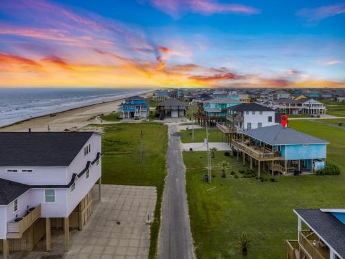 Ocean View Elevator PetFriendly Games Beach Access in Bolivar Peninsula, United States