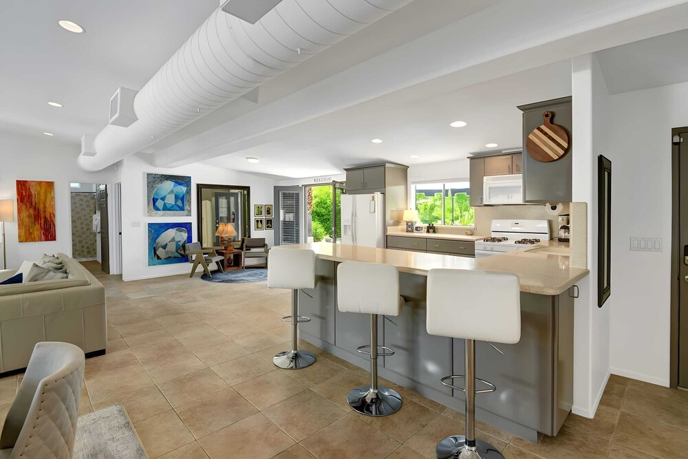 Modern Oasis w Pool Patio Lounge Mountain Views Palo Verde by AvantStay - photo 12