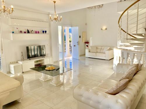Villa Lissa Luxe — 4-Star Luxury Hotel in Fuengirola, Spain