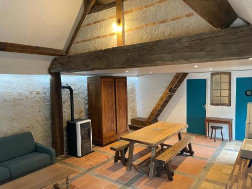Grange De Caractere Avec Cour Privee — Saint Etienne De Chigny