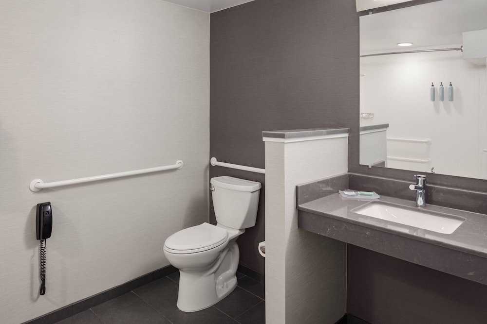 Courtyard by Marriott Portland Airport - photo 17