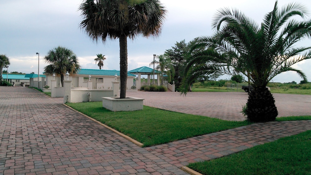 Days Inn & Suites by Wyndham Lake Okeechobee - photo 65