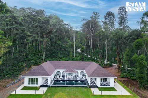 Stayvista at Mudra Manor 4BR Coffee Estate Comp Breakfast Big Heated Pool — 5-Star Luxury Hotel in Madikeri, India