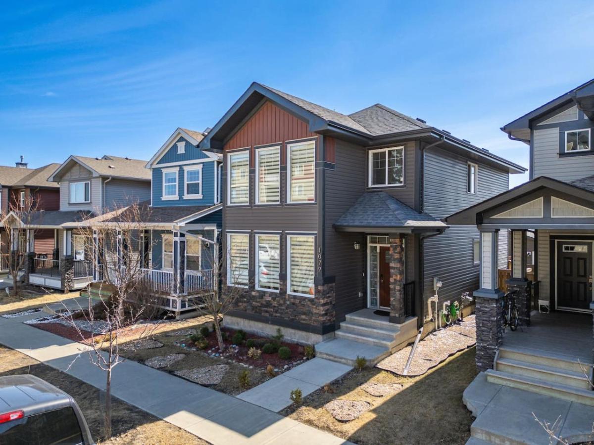 5 Bedroom House in McConachie Near Anthony Henday Sleeps 12 Backyard Netflix Free Parking — 4-Star Luxury Hotel in Edmonton, Canada