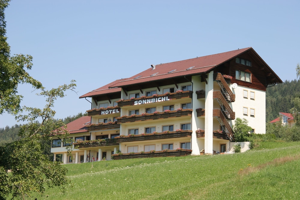 Sonnbichl - carbon neutral hotel in Lam