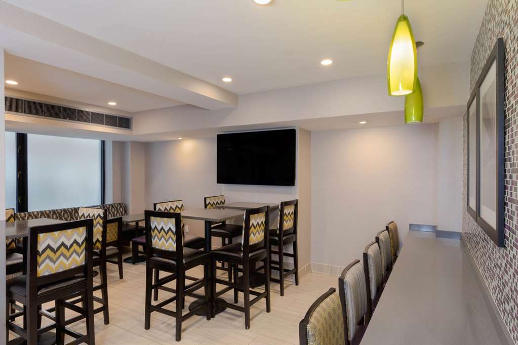 La Quinta Inn & Suites by Wyndham New York City Central Park - photo 7