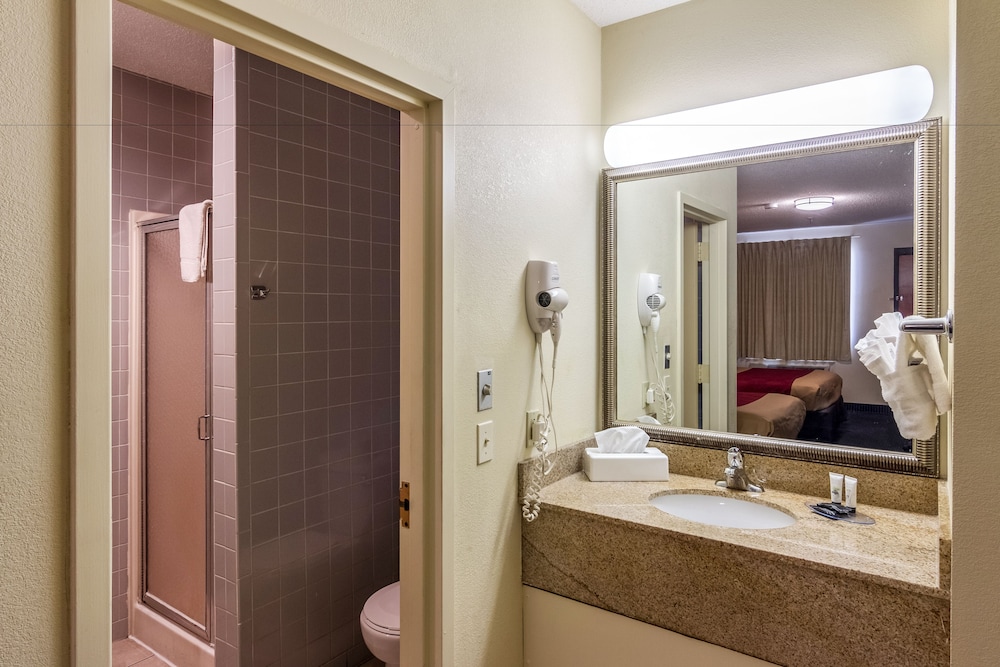 Red Carpet Inn Norwalk - photo 22