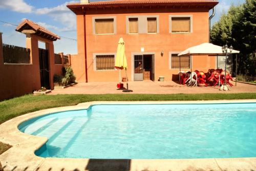 Luxury Villa in Cerezo de Mohernando — 4-Star Luxury Hotel in Humanes, Spain