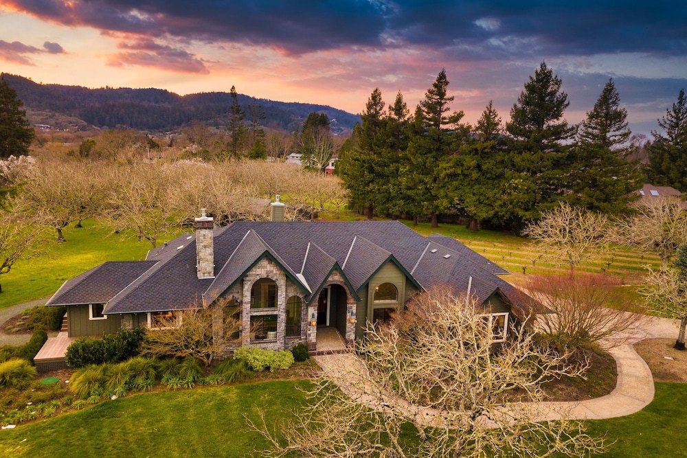 Wellington by Avantstay Secluded Wine Country Estate w Gorgeous Mtn Views in Santa Rosa, United States