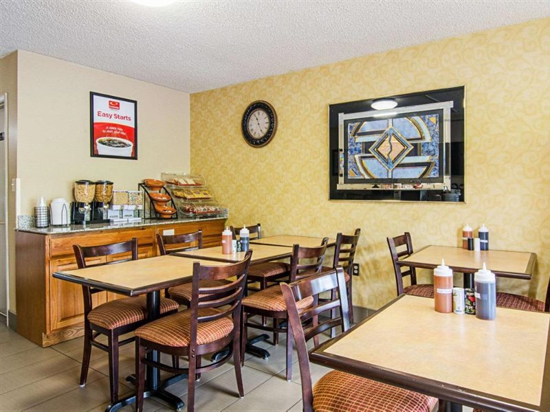 Econo Lodge Lynchburg VA - photo 11