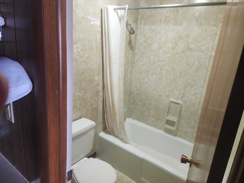 First Inn By OYO Quinter Hwy 70 - photo 15