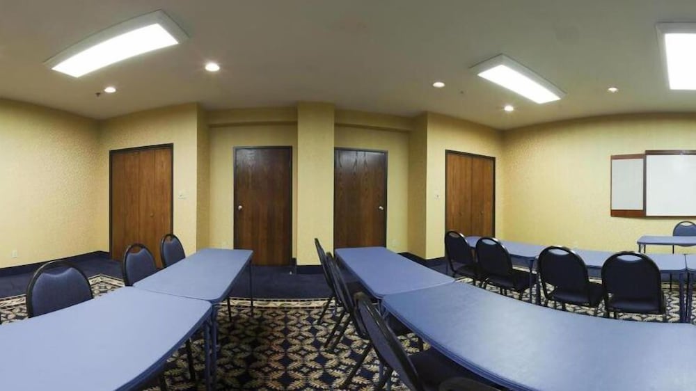 Holiday Inn Express Hotel & Suites Mountain Home by IHG - photo 30