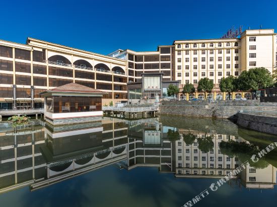 Phoenix Lake Hotel — hotel in Anlu