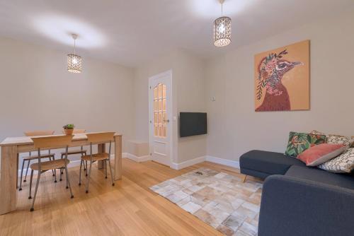 Vivienda Turistica Reformada En Zona Residencial Con Garaje Y Wifi